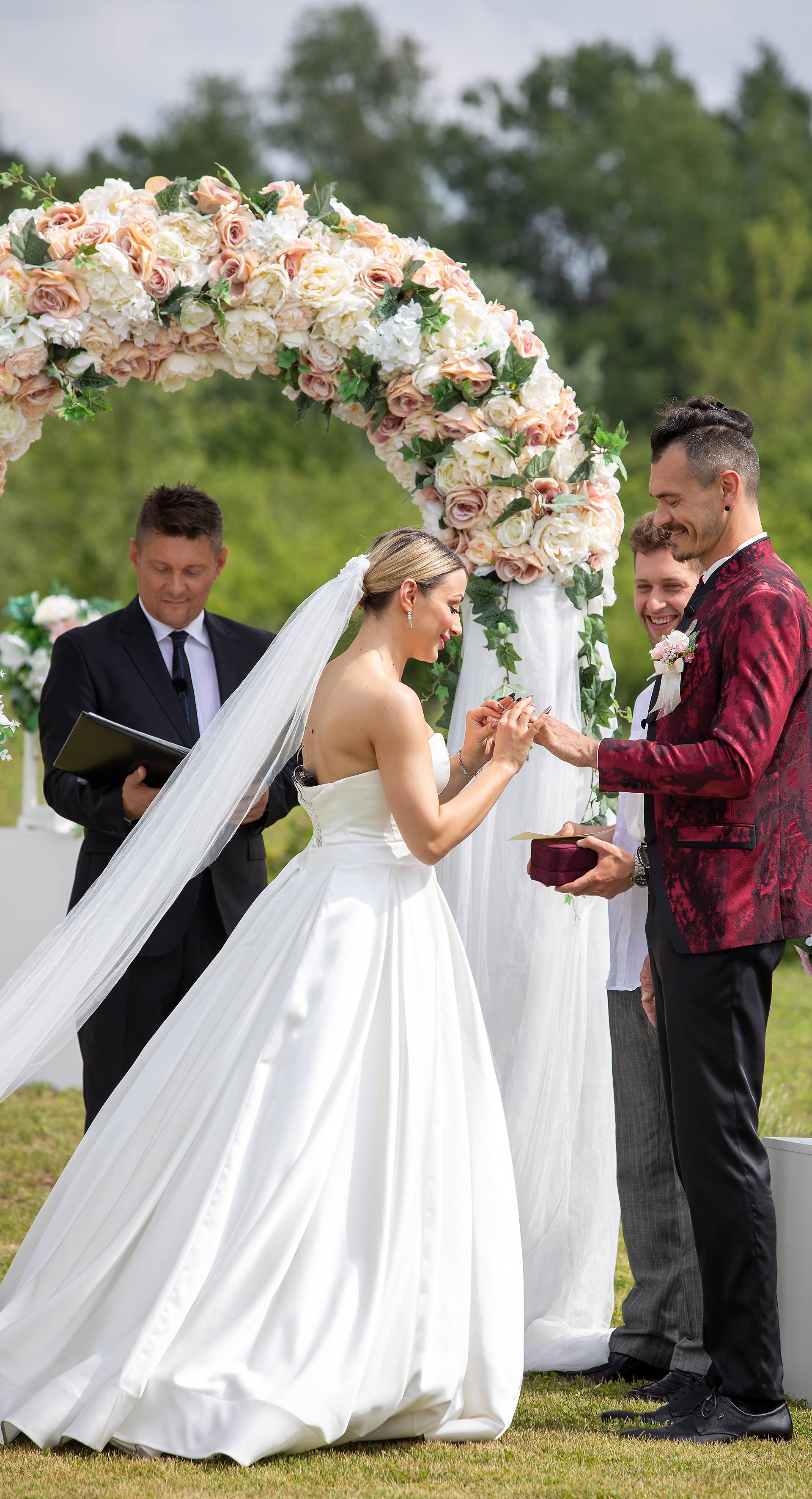 Novi par se vjenčao, a Miljana podbola jedan par: 'Ona je vrlo posesivna, a on kao prisiljen...'