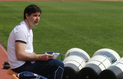 Traže se bar tri ruke za bezbolnu promjenu Hajdukove vlasti, ali i mir za pripremu nove sezone...