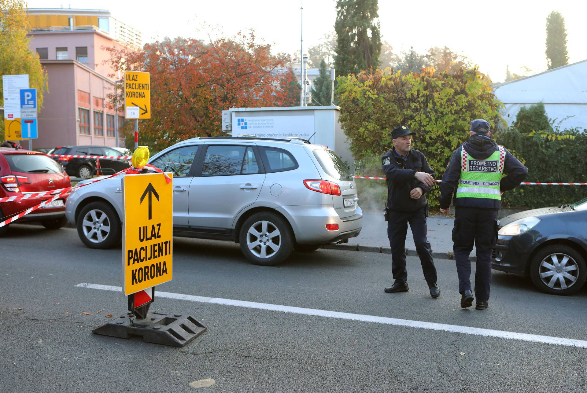 Zagreb: Velike gužve za testiranje na koronavirus ispred klinike Fran Mihaljević