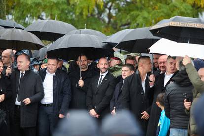 FOTO Kiša lije u Škabrnji, susreli se Milanović i Butković,  u Koloni sjećanja i bračni par Pevec...