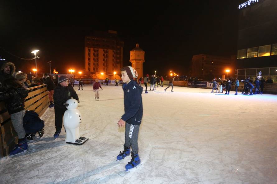 Medveščak razveselio Vukovar: Stigli su na otvorenje klizališta