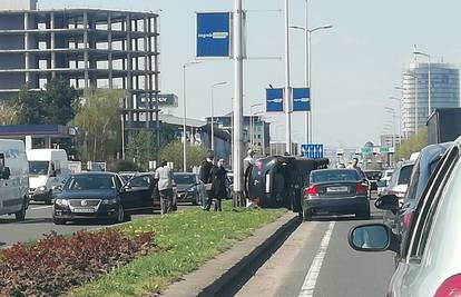 VIDEO Sudar na Zagrebačkoj aveniji: Auto završio na boku