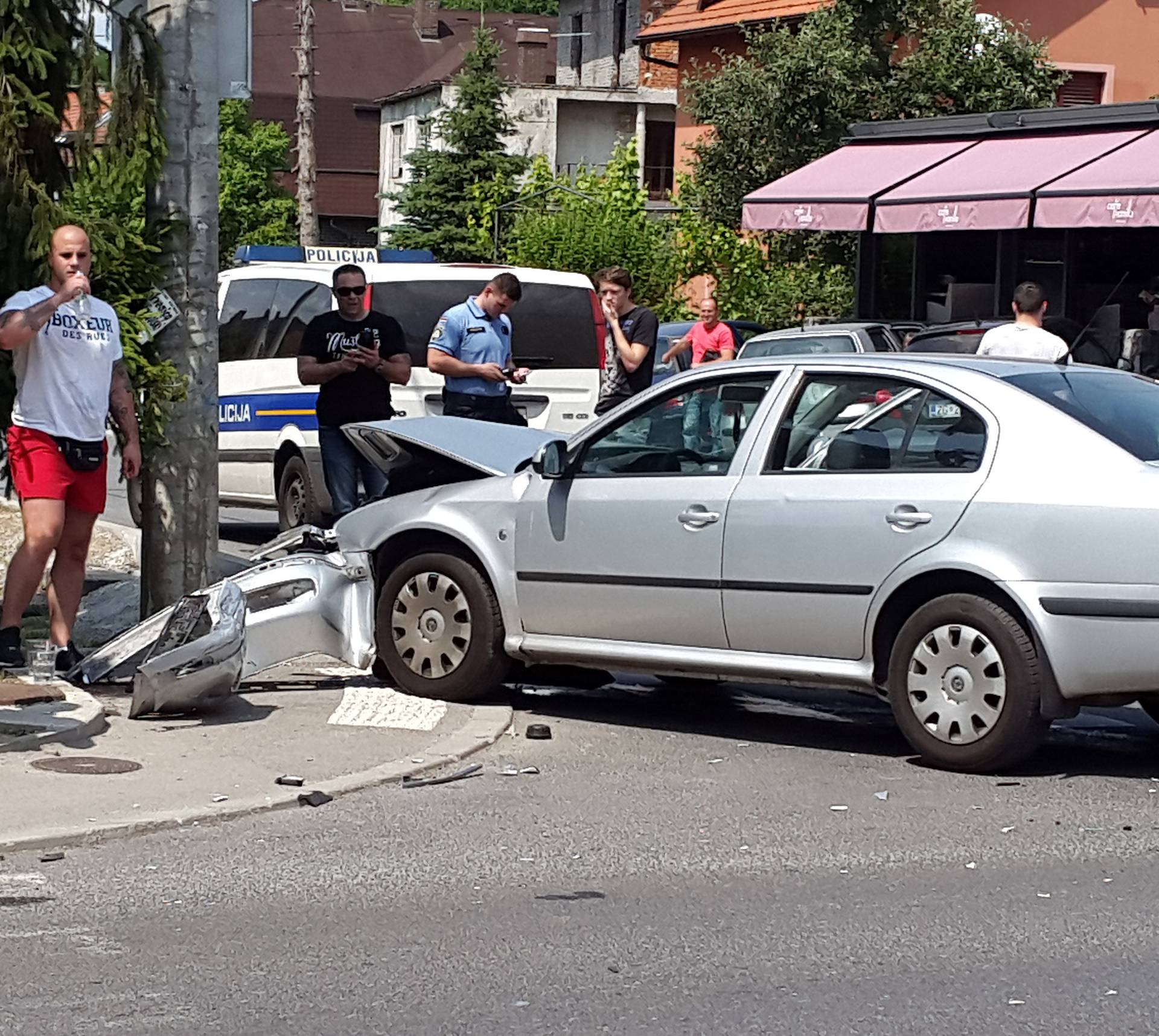 Troje u bolnici nakon sudara  Škode i Lancie u Sesvetama