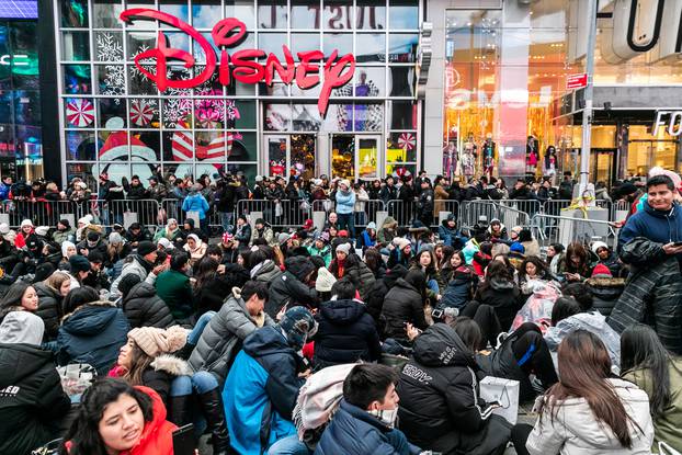 Revelers wait for theÂ NewÂ Year