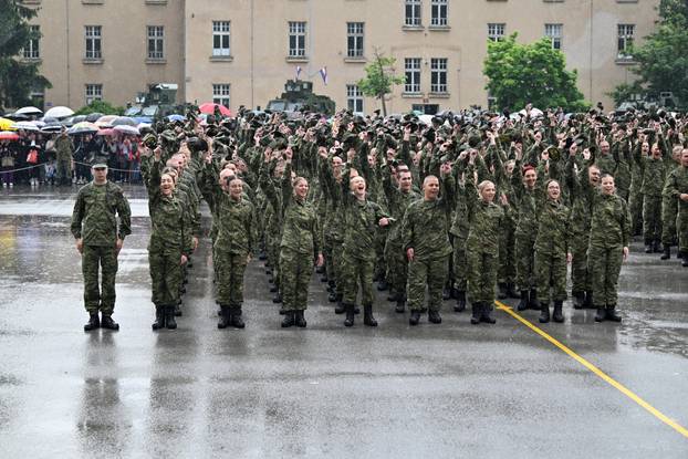 FOTO Suze i zagrljaji u Požegi: 900 novih ročnika položilo prisegu, među njima i 53 žene