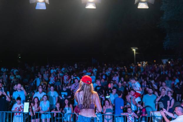 Lille u grudnjaku zapjevala na plaži i otvorila sezonu kupanja