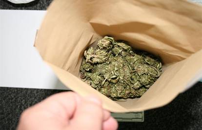 Više od kilograma marihuane krijumčario u čipsu i smokiju