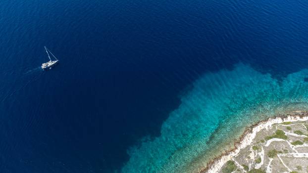 Otok Bavljenac izgleda kao divovski otisak prsta i nezaobilazna je atrakcija u šibenskom arhipelagu