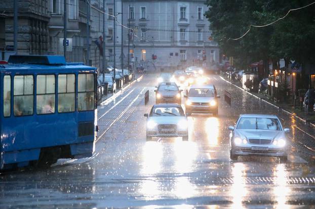 Grmljavina i kiša u večernjim satima zahvatila Zagreb