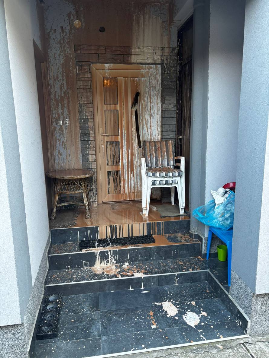 HOROR U ZAGREBU U vratima kuće našao sjekiru: 'Ne znam kakva je to poruka. Strah me'