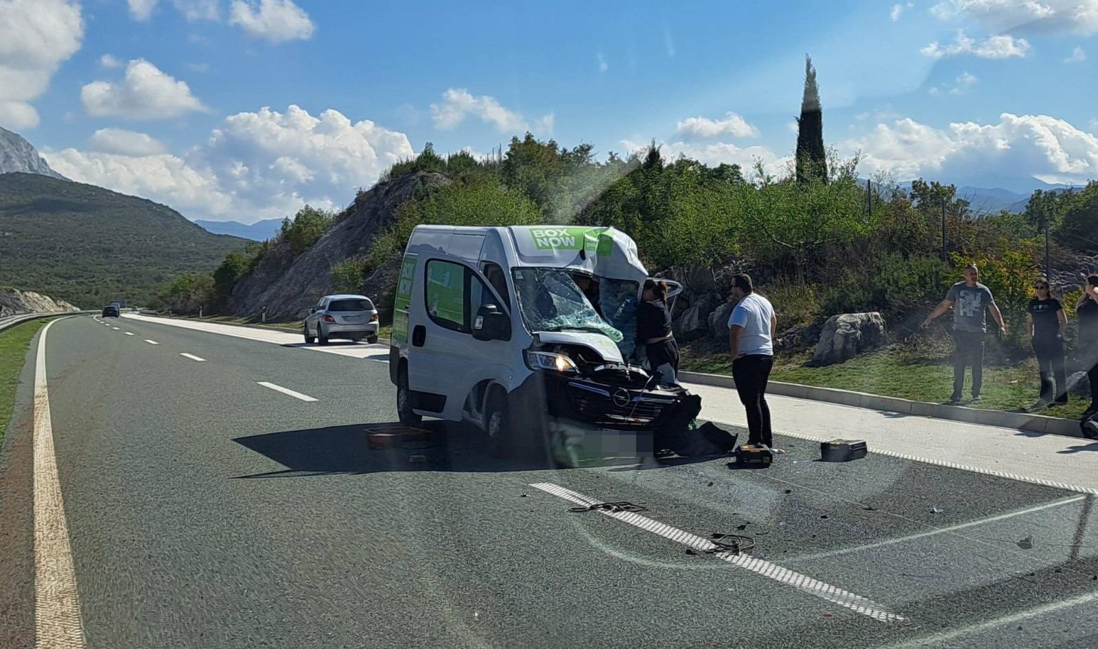 Teška nesreća na A1: Sudarili se automobil i kombi, ozlijeđenog čovjeka prevezli su u KBC Split