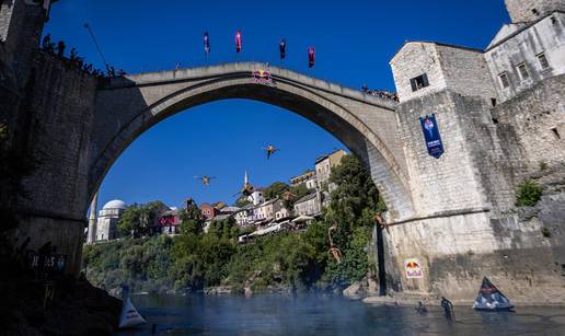 VIDEO Za ovo treba biti hrabar! Pogledajte čudesne skokove sa Starog mosta u Mostaru