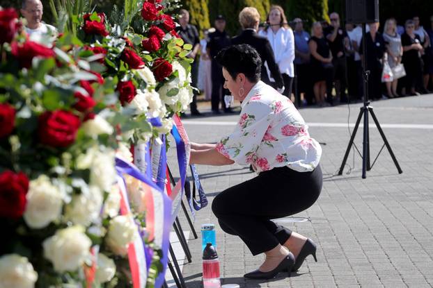 Vukovar: Polaganje vijenaca na Memorijalnom groblju povodom obilježavanja Dana sjećanja na nestale