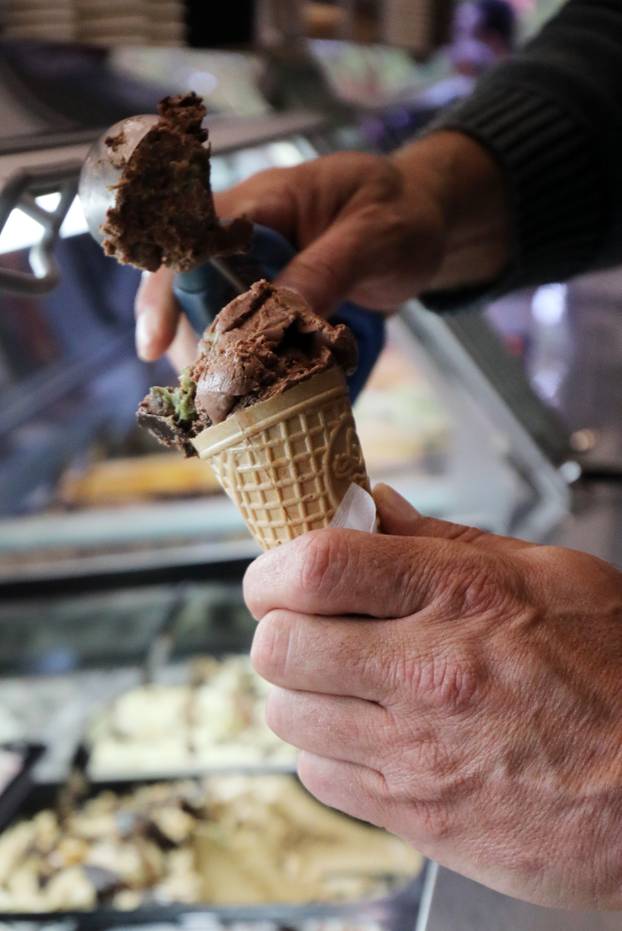 U povodu kraja turističke sezone, pulska slastičarnica nudi svima besplatan sladoled