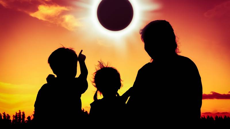 Sutra stiže pomrčina, ali i kiša meteora: Sunce nemojte gledati kroz začađeno staklo!