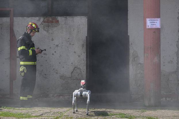 Zagreb: Demonstracija suradnje vatrogasne postrojbe i robotskog psa Unitree Go2 