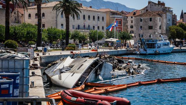 Makarska: Jahta koja je izgorila prije 10 dana i dalje je u moru