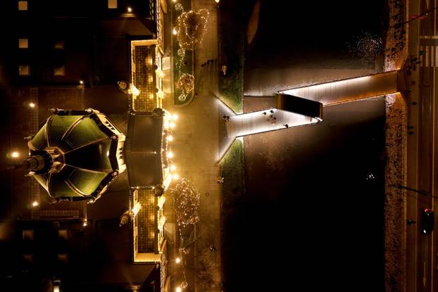 Pogled iz zraka na  novogodišnje ukrase u centru Sarajeva