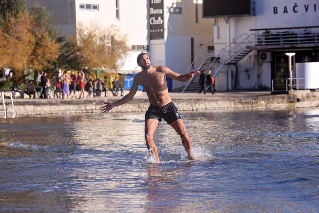 Splićani uživaju u zimskom kupanju na Bačvicama