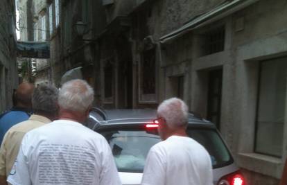 Stranac je autom greškom dospio u staru jezgru Trogira
