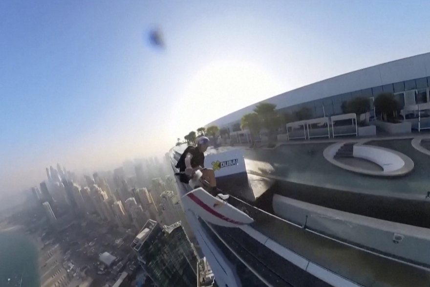 Brian je skočio iz bazena na vrhu zgrade visoke 294 metara i sletio na plažu u Dubaiju