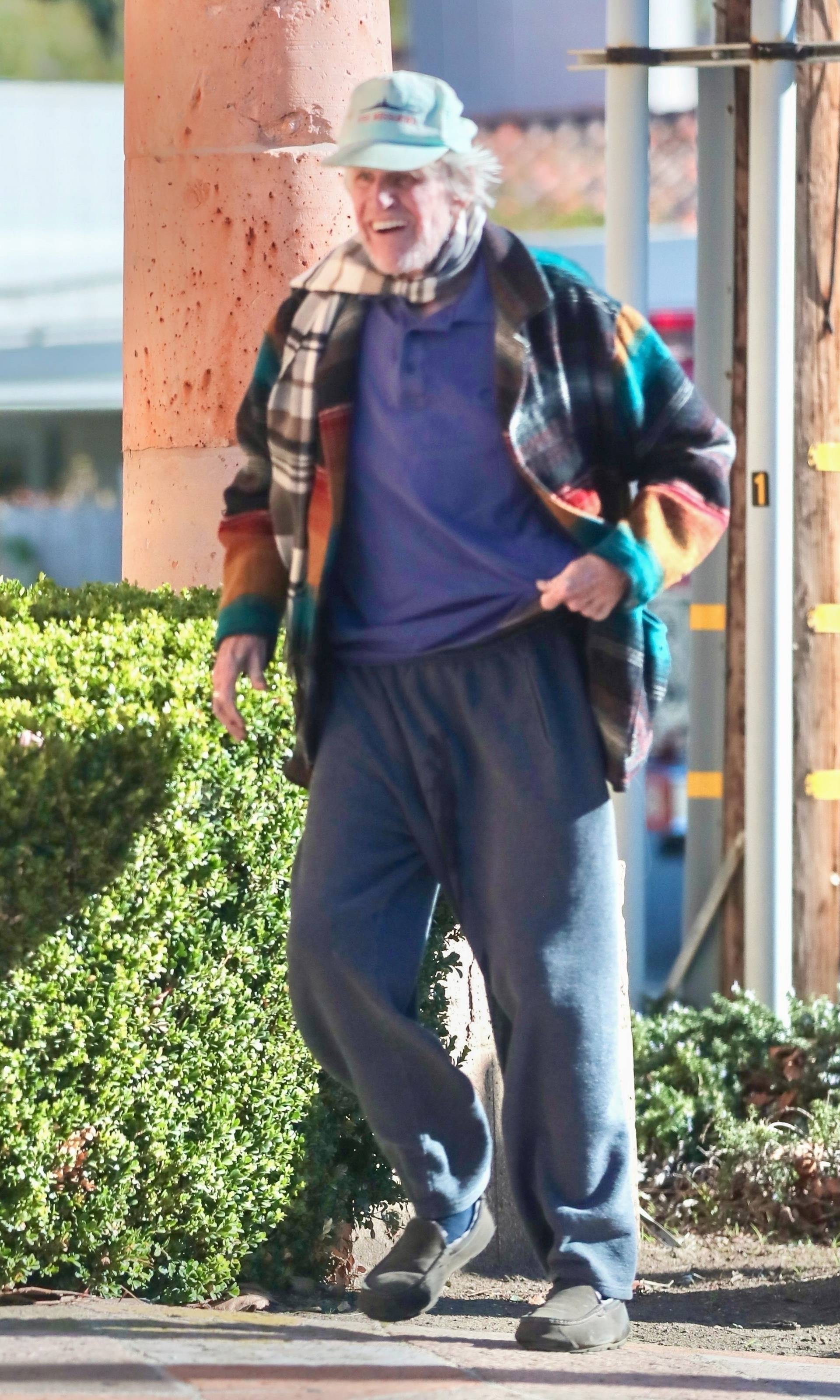 *PREMIUM-EXCLUSIVE* **WARNING-NUDITY** Gary Busey Pulls His Sweatpants Down in Public to Relieve Himself!