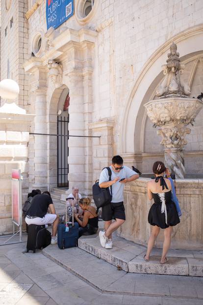 FOTO Ili zidić u hladu, ili na plažu: Dubrovnik je pun turista, ne smetaju im ni ove vrućine...