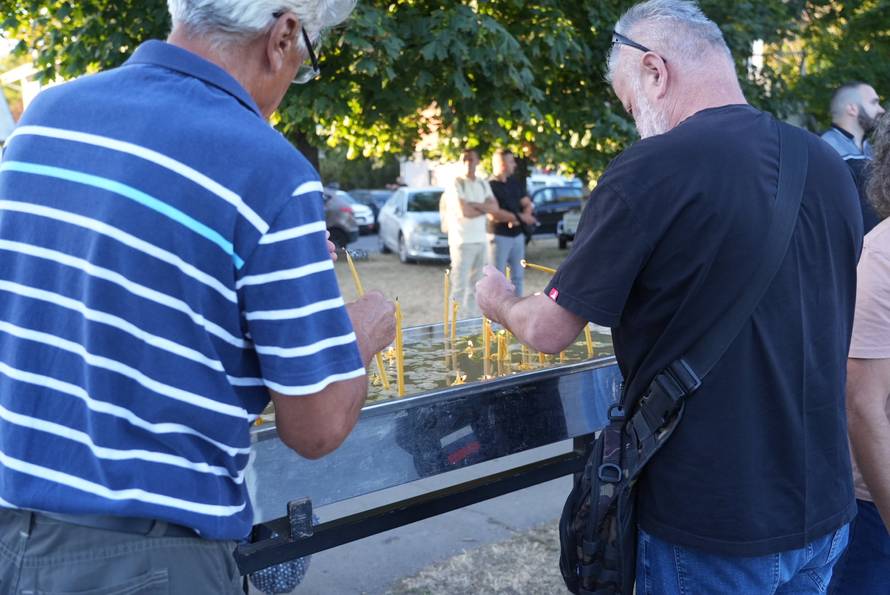Beograd: Brojni građani došli odati počast ratnom zločincu Ratku Mladiću