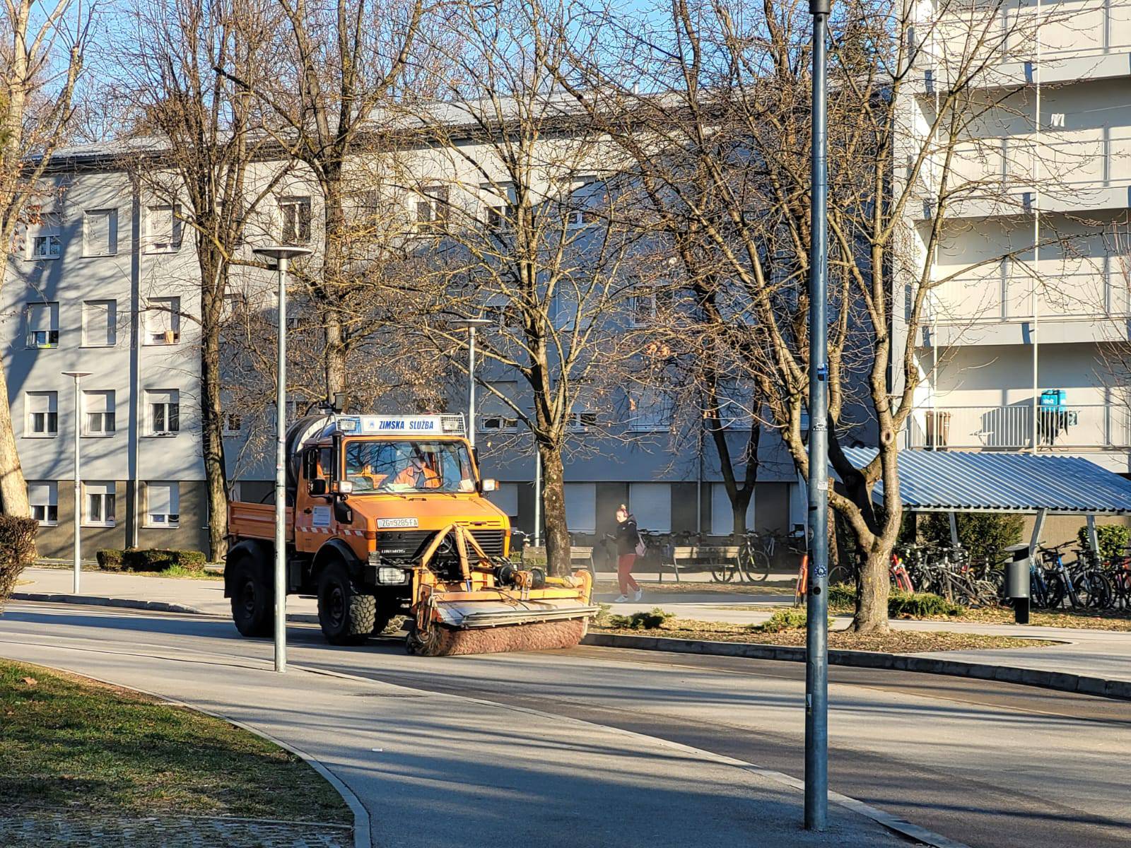 Radnici zatrpali krater, otvorili promet oko doma, čisti se cesta