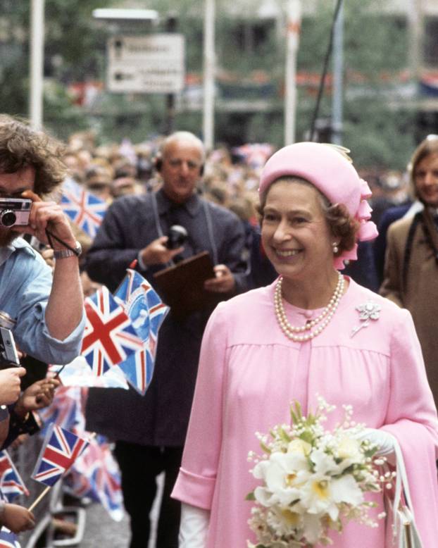 FOTO Bila je prepoznatljiva u jarkim bojama: Izložene su najljepše haljine Elizabete II.