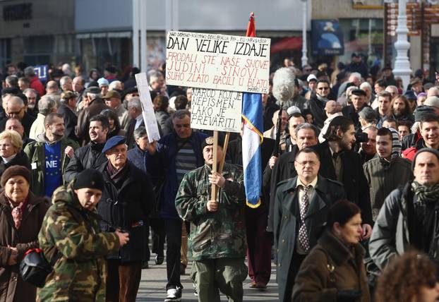 ARHIVA: Zagreb: Prosvjed protiv ulaska Hrvatske u EU na Trgu bana Jela?i?a