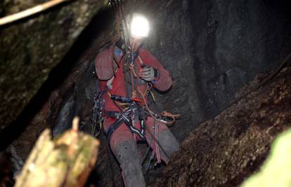 Velebit: Pao na dubini od 500 metara, spašavat će ga danima