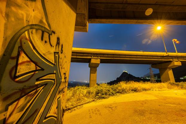 Pogled na Split i Tvrđavu Klis pred nevrijeme