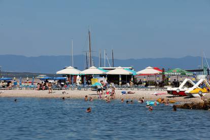 FOTO Turisti u Crikvenici uživaju u moru i ljetnim radostima