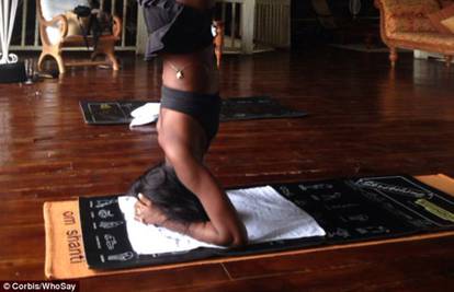 Naomi Campbell 'kraljica joge': Hvali se kako radi stoj na glavi