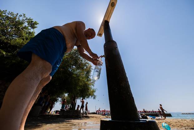 Split:  Prvi dan ljeta na plaži Firule