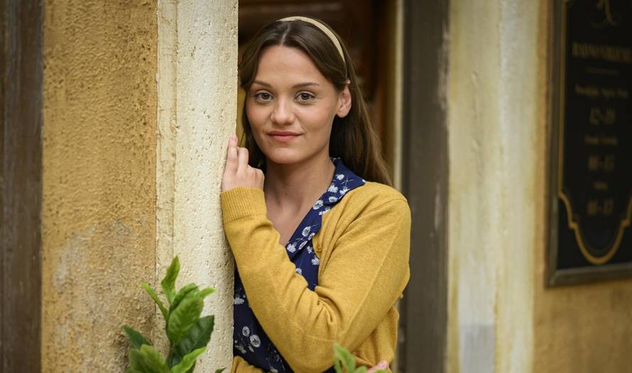 Zagreb, 07.10.2025 - Glumci RTL serije Divlje pcele poziraju na setu u studiju Jadran filma