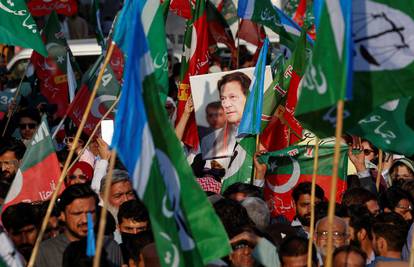 Stranka bivšega pakistanskog premijera, koji se nalazi u zatvoru, proglasila je pobjedu