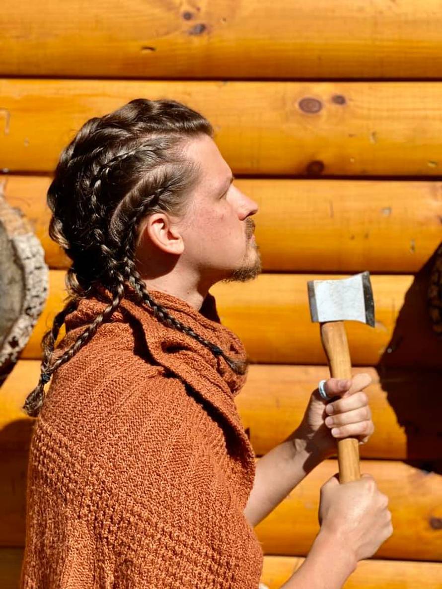 Njima nije dosadno: Dečku radi frizure, on u tome zbilja uživa