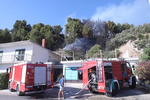 Lokaliziran požar u Podstrani: 'Vatrogasci dežuraju cijelu noć'