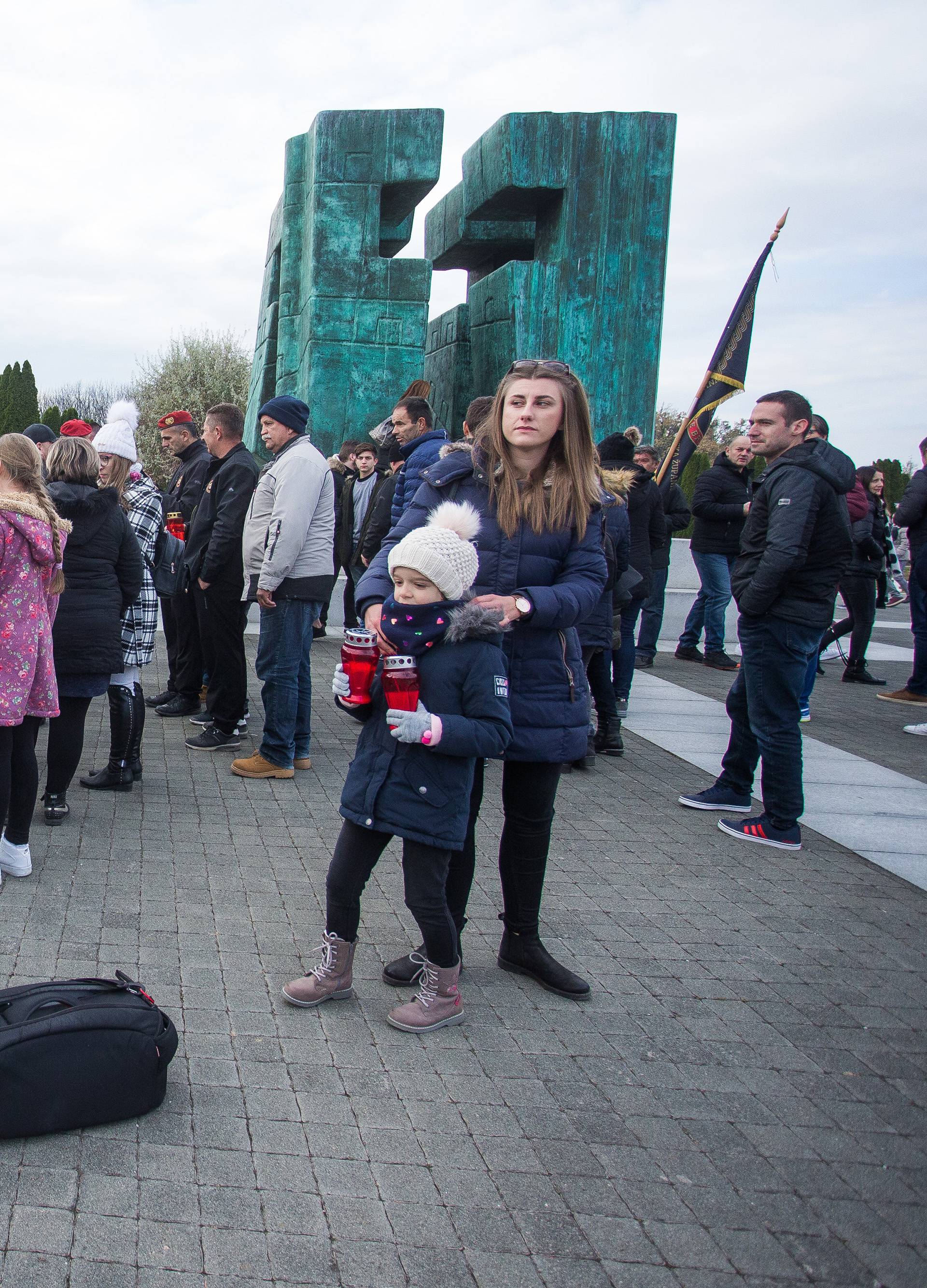 Vukovar: Na Memorijalnom groblju Milorad Pupovac poloÅ¾io vijenac kod spomen obiljeÅ¾ja