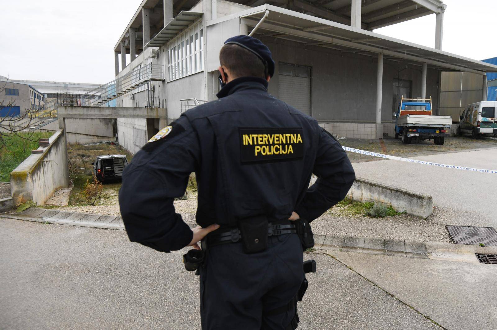 Nakon četverostrukog ubojstva u jutarnjim satima nastavljen očevid policije u Šibeniku