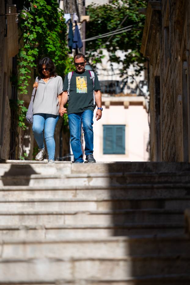 Dubrovnik: Sunčan i topao jesenji dan u gradu