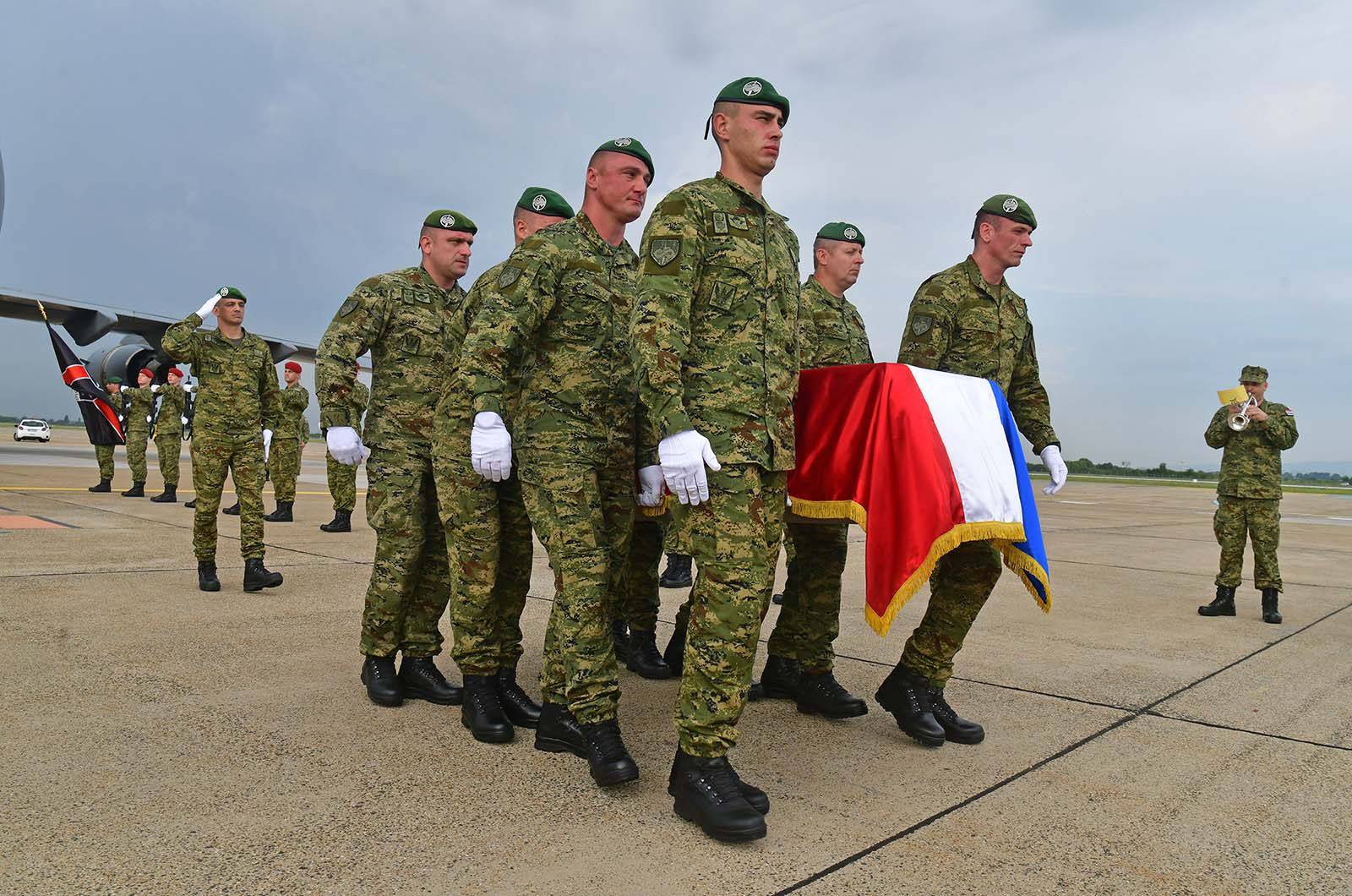 DoÄek preminulog hrvatskog vojnika uz vojne poÄasti