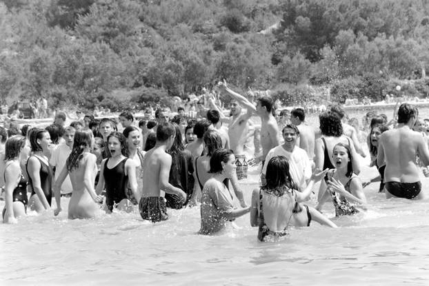 Zadar: Tradicionalna Picnic biciklijada Sabuša okupila velik broj biciklista, 20.6.1994.