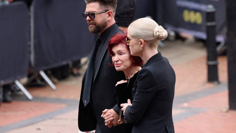 Tisoče oboževalcev in družina se je v Birminghamu poslovilo od Ozzyja Osbourna