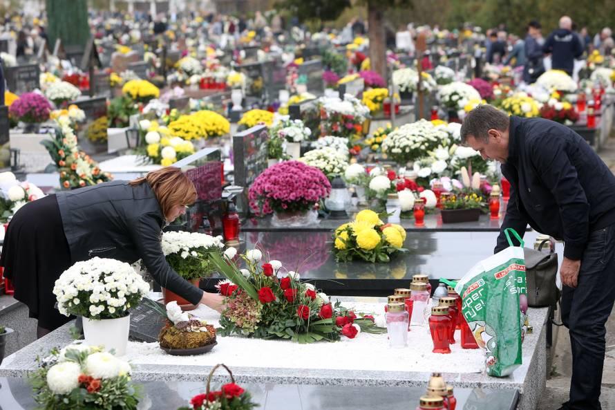 Karlovac: GraÄani obiÅ¡li groblje na blagdan Svih svetih