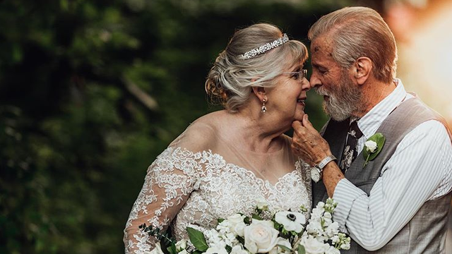 Stari bračni par proslavio 60. g. braka u vjenčanici i odijelu