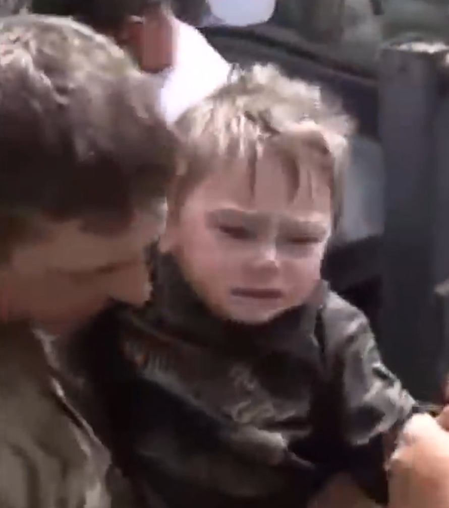 Ušao je u taj bunar kao dječak, izašao je kao muškarac. Malo tko ne zaplače na ovaj video