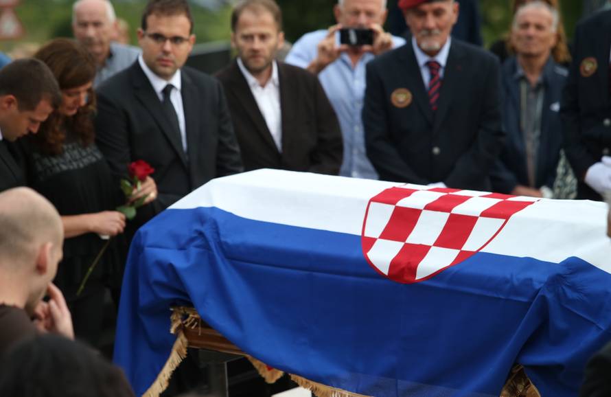 Imotska krajina oprostila se od svoga komodora Ivice Tolića